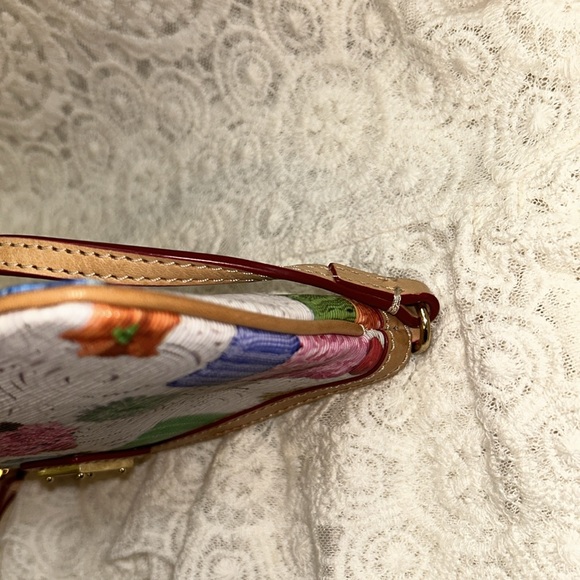 Beautiful Dooney & Bourke Large Slim Wristlet - Picture 8 of 9
